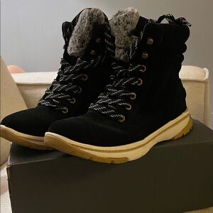 Roxy Black and Tan Winter Boots